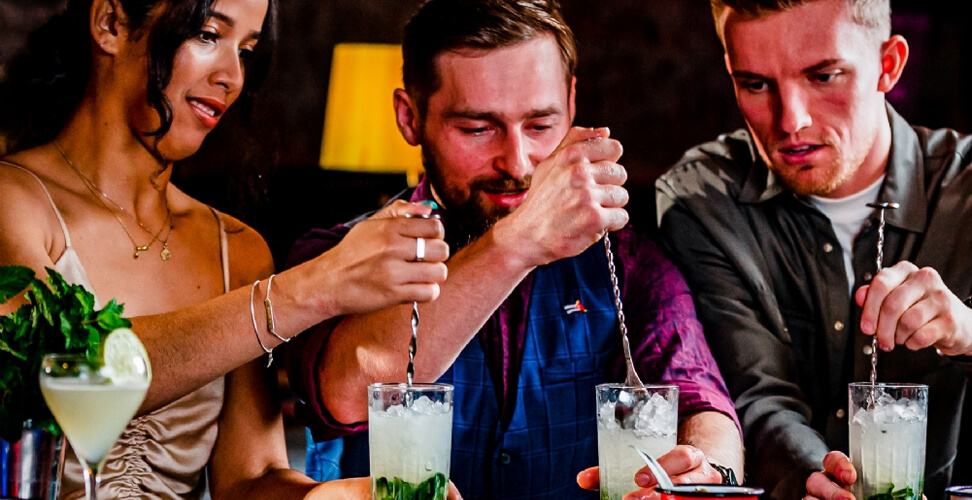 Cocktail masterclass for couples &ndash; hands-on mixology experience, learn to make cocktails, fun drink workshop