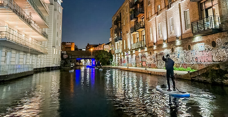 Paddleboarding through London at night &ndash; unique nighttime water adventure, city lights tour, paddleboard experience