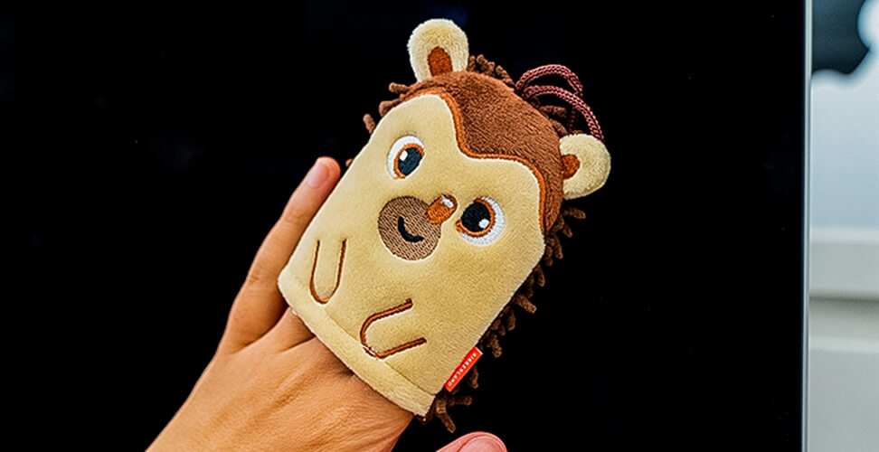 Hedgehog screen cleaner gift &ndash; cute microfiber gadget for dust-free phone, laptop and tablet screens