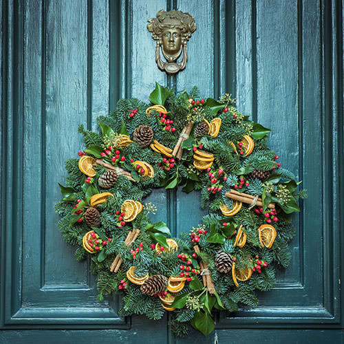 How to Make an Outdoor Christmas Wreath