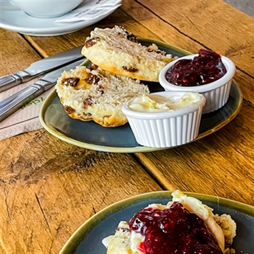 Royal Pavilion and Sparkling Cream Tea for Two at the Wine Cellar