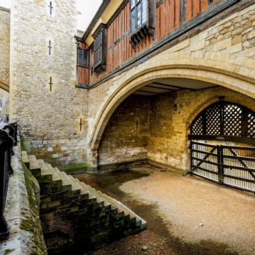Entrance to Tower of London & 2 Course Meal at The Shakedown for 2