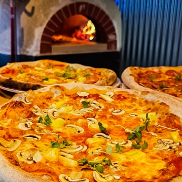 Tour & Pizza for Two at Wildshark Vineyard