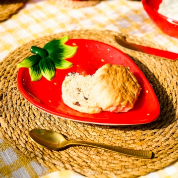 The Cottage Garden Strawberry Plate