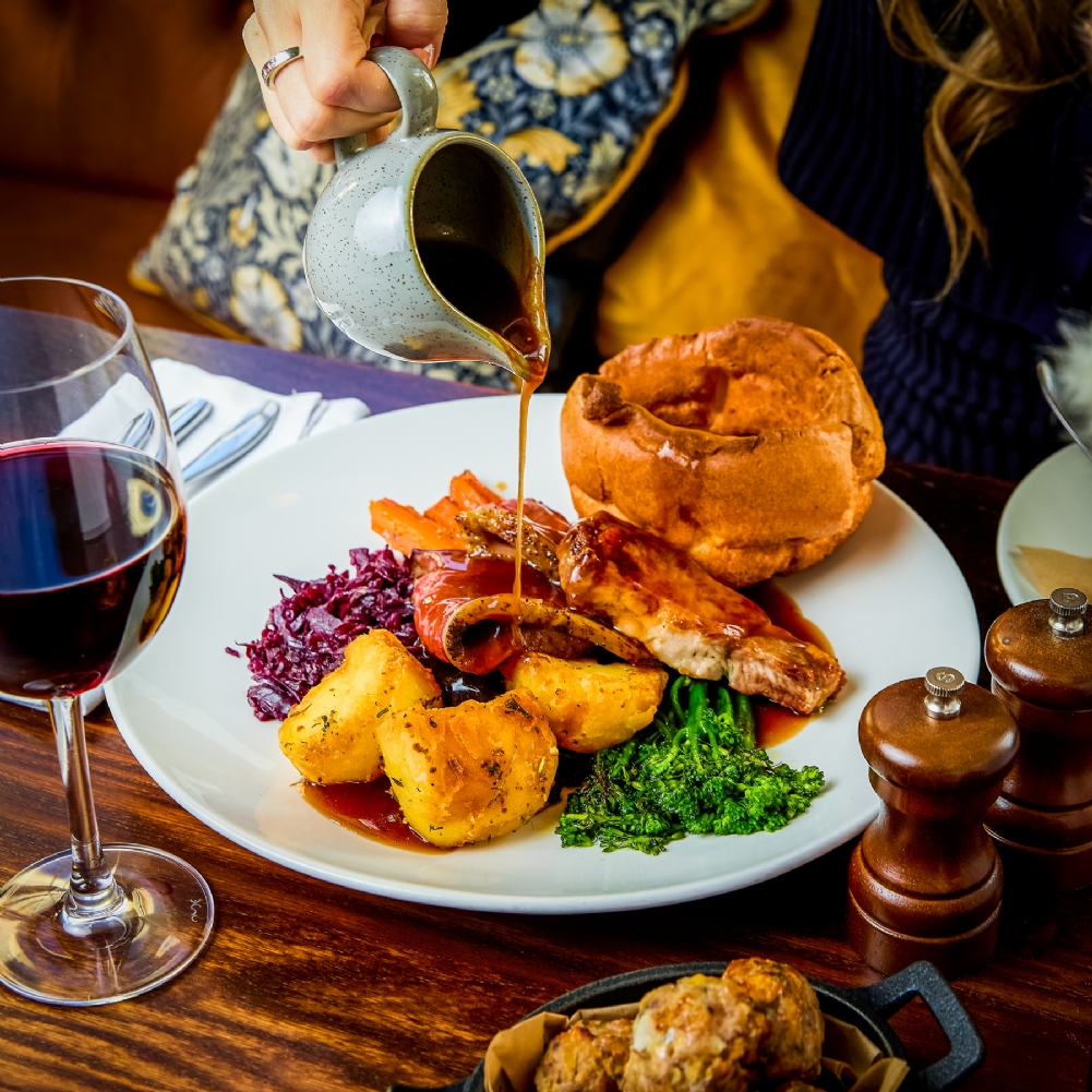 Activity Superstore Golden Traditional Sunday Roast With A Glass Of Wine For Two